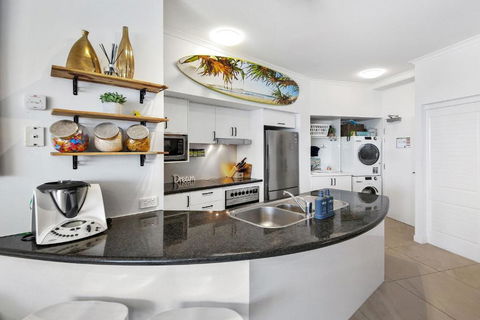 Absolute Beachfront Rolling Surf Resort - Accommodation Melbourne 1