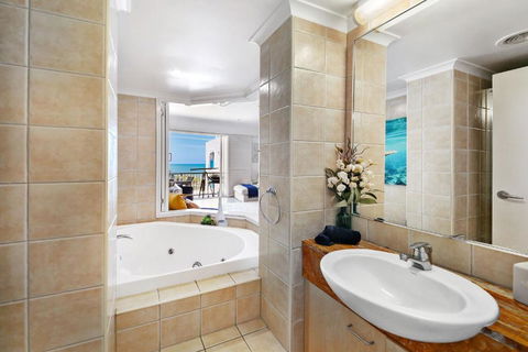 Absolute Beachfront Rolling Surf Resort - Accommodation Melbourne 3
