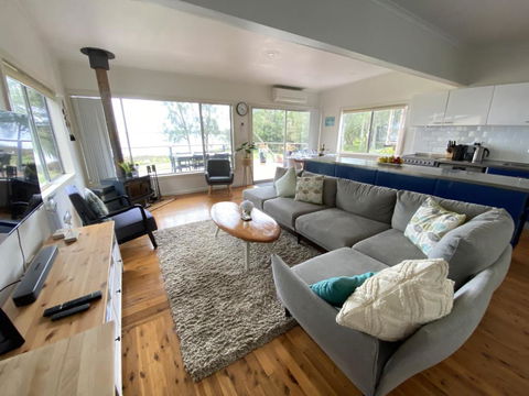 Absolute Lakefront House - Enjoy The Sunrise - Accommodation Melbourne 2