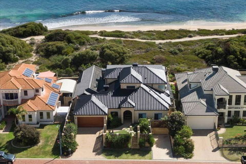 Absolute Oceanfront Retreat - Accommodation Melbourne 0
