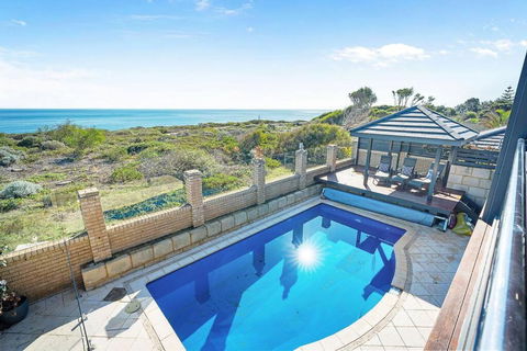 Absolute Oceanfront Retreat - Accommodation Melbourne 1