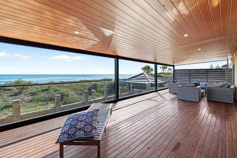 Absolute Oceanfront Retreat - Accommodation Melbourne 3
