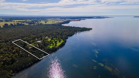 Acacia Lakehouse - Accommodation Melbourne 2
