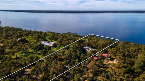 Acacia Lakehouse - Accommodation Melbourne 1