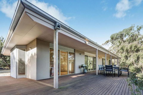 Acacia Lakehouse - Accommodation Melbourne 4