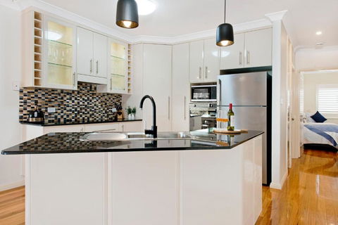 Adrift At Dolphin Cove Apt 5 - Riverfront Modern - Accommodation Melbourne 3