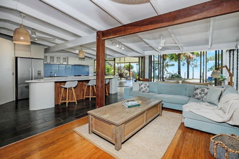 Absolute Beachfront House With Private Pool - Accommodation Melbourne 1