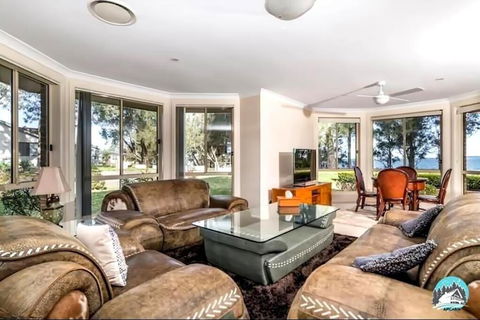 Aircabin - Tuggerawong - Lake Front - 9 Beds House - Accommodation Melbourne 3