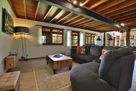 Amaroo House - Glorious Views - Accommodation Melbourne 3