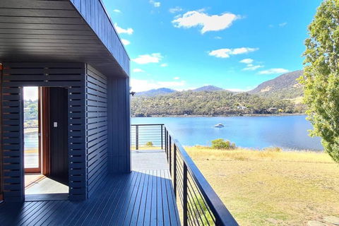 AMAZING 5-Star WATERFRONT RETREAT ON THE RIVERWALK - Accommodation Melbourne 1
