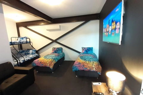 AMAZING 5-Star WATERFRONT RETREAT ON THE RIVERWALK - Accommodation Melbourne 3