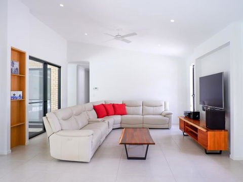 Amazing House Big Swimming Pool BBQ - Accommodation Melbourne 2