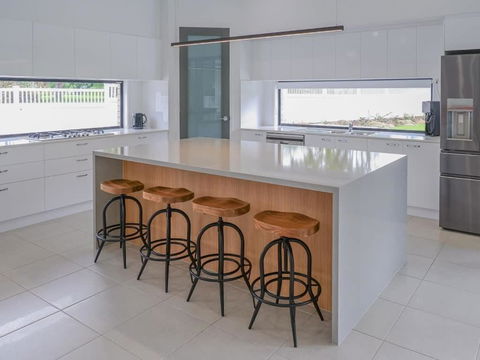 Amazing House Big Swimming Pool BBQ - Accommodation Melbourne 4