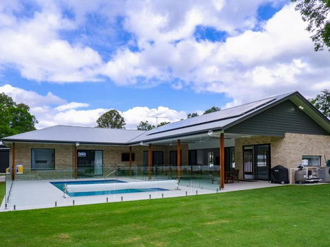 Amazing House Big Swimming Pool BBQ - Accommodation Melbourne 0