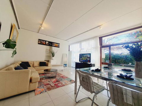 Architectural Bright Open 2B&1B Home With A Private Garden At Yarralumla - Accommodation Melbourne 3