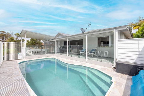 Ash Haven, 19 Ash St - Views, Pool, Air Con, Boat Parking, Wi-Fi - Accommodation Melbourne 2