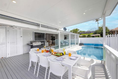 Ash Haven, 19 Ash St - Views, Pool, Air Con, Boat Parking, Wi-Fi - Accommodation Melbourne 1