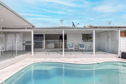 Ash Haven, 19 Ash St - Views, Pool, Air Con, Boat Parking, Wi-Fi - Accommodation Melbourne 3