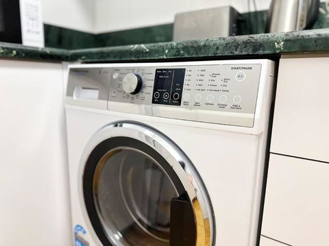 Aspire CBD One Bedroom With Indoor Pool & Parking Available - Accommodation Melbourne 1