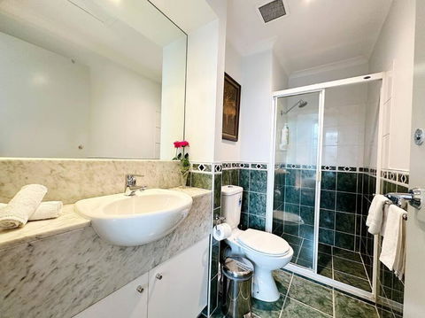 Aspire CBD One Bedroom With Indoor Pool & Parking Available - Accommodation Melbourne 3