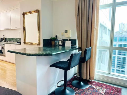 Aspire CBD One Bedroom With Indoor Pool & Parking Available - Accommodation Melbourne 4