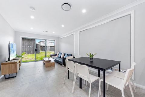 Austral Brand New 3Br House With WiFi & Parking - Accommodation Melbourne 4