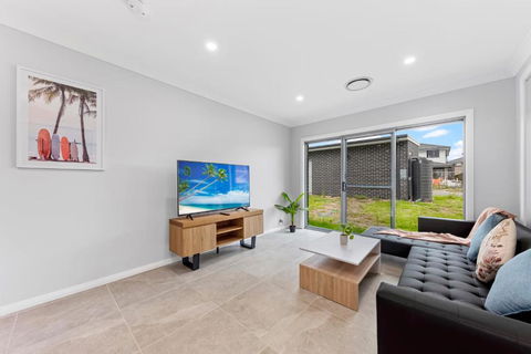 Austral Brand New 3Br House With WiFi & Parking - Accommodation Melbourne 1