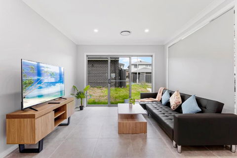 Austral Brand New 3Br House With WiFi & Parking - Accommodation Melbourne 2