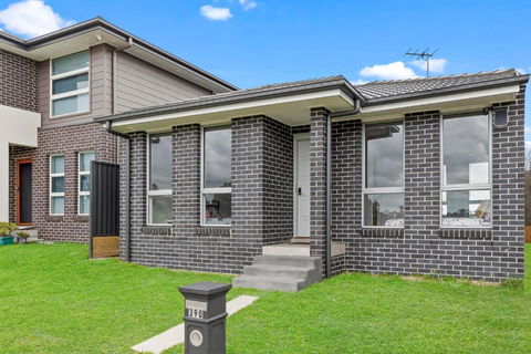 Austral Brand New 3Br House With WiFi & Parking - Accommodation Melbourne 0