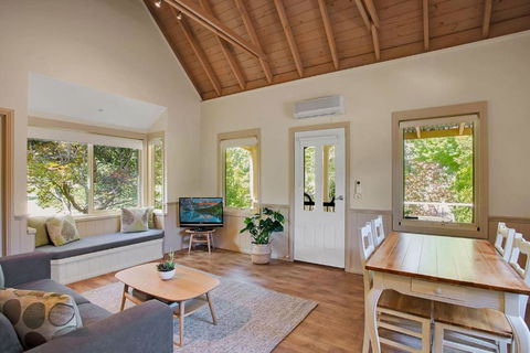 Autumn Abode Cottages - One - Accommodation Melbourne 1
