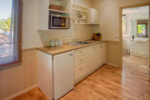 Autumn Abode Cottages - One - Accommodation Melbourne 2