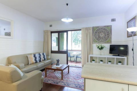 B2 Crawley Apartment 1 BRM & Sleepout Near UWA - Accommodation Melbourne 3
