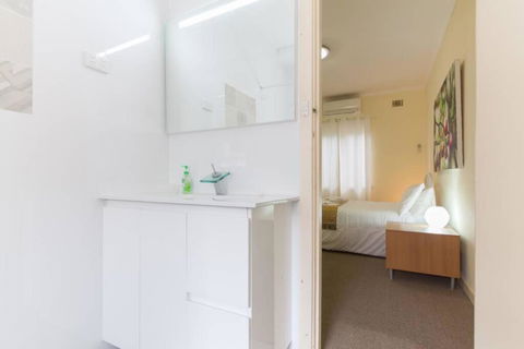 B5 Crawley Apartment 1 BRM & Sleepout Near UWA - Accommodation Melbourne 2