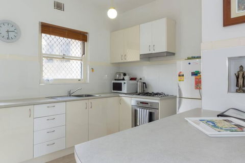 B6 Crawley Apartment 1 BRM & Sleepout Near UWA - Accommodation Melbourne 3