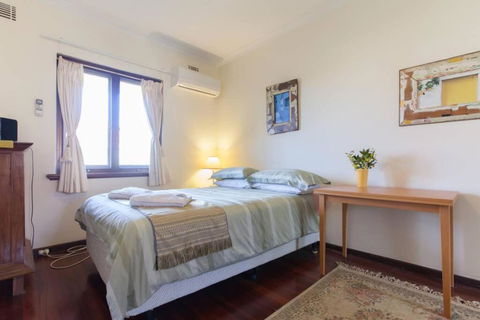 B8 Crawley Apartment 1 BRM & Sleepout Near UWA - Accommodation Melbourne 3