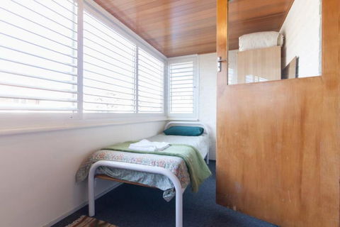 B8 Crawley Apartment 1 BRM & Sleepout Near UWA - Accommodation Melbourne 4