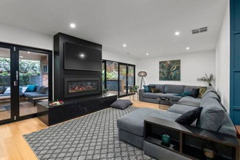BADGER HOUSE - 4 Bed, 4 Bath, Stunning Entertainer Plus Fire - Accommodation Melbourne 0