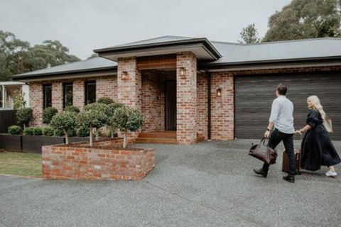 BADGER HOUSE - 4 Bed, 4 Bath, Stunning Entertainer Plus Fire - Accommodation Melbourne 1