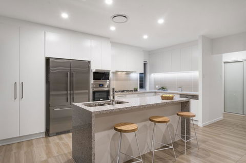 Luxury Canal Front Holiday House - Melbourne 4u 6