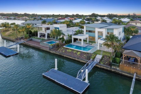 Luxury Canal Front Holiday House - Melbourne 4u 2