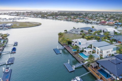 Luxury Canal Front Holiday House - Melbourne 4u 10