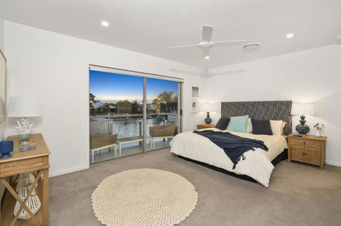 Luxury Canal Front Holiday House - Melbourne 4u 4