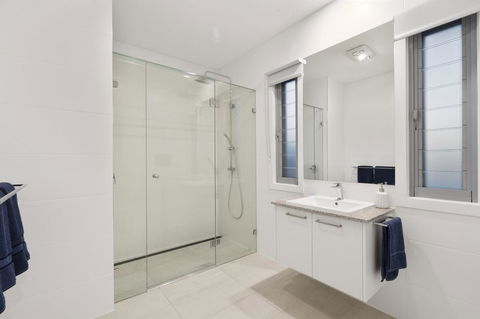 Luxury Canal Front Holiday House - Melbourne 4u 5