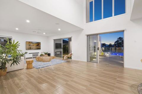 Luxury Canal Front Holiday House - Melbourne 4u 9
