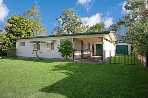 Lowset, Pet Friendly Cottage - Sunset Ave, Bongaree - Accommodation Melbourne 0