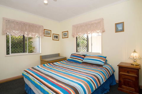 Lowset, Pet Friendly Cottage - Sunset Ave, Bongaree - Accommodation Melbourne 15