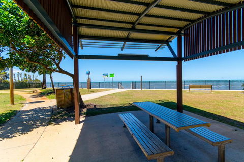 Lowset, Pet Friendly Cottage - Sunset Ave, Bongaree - Accommodation Melbourne 16