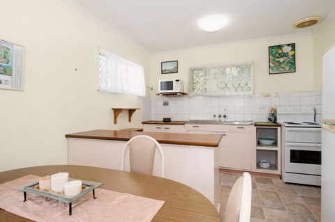 Lowset, Pet Friendly Cottage - Sunset Ave, Bongaree - Accommodation Melbourne 1