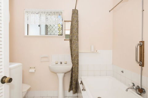 Lowset, Pet Friendly Cottage - Sunset Ave, Bongaree - Accommodation Melbourne 17