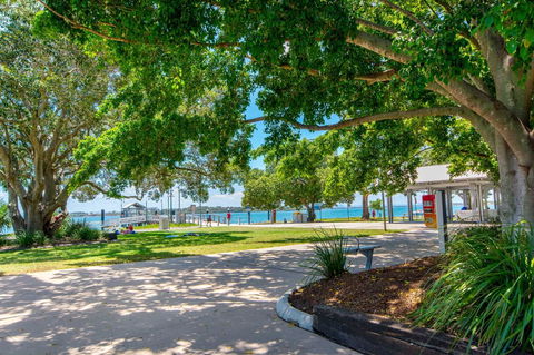Lowset, Pet Friendly Cottage - Sunset Ave, Bongaree - Accommodation Melbourne 3
